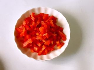 3、宝宝辅食之牛肉土豆泥,甜椒洗净切碎
