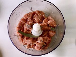 5、宝宝辅食之牛肉土豆泥,牛肉浸泡后沥干水分,放到搅拌机里搅碎。还怕腥的宝宝可以放少许姜一起搅碎。