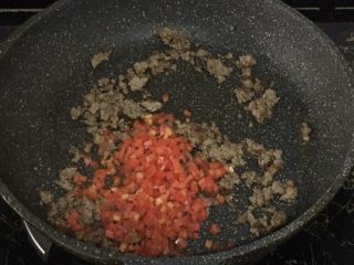 7、宝宝辅食之牛肉土豆泥,起锅热油,倒入牛肉末翻炒至肉沫变白,再加入胡萝卜继续翻炒。大点宝宝可加少许酱油