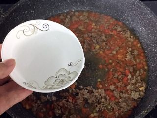 8、宝宝辅食之牛肉土豆泥,翻炒至肉沫着色,加入适量水,水量差不多没过食材2厘米,大火煮开。