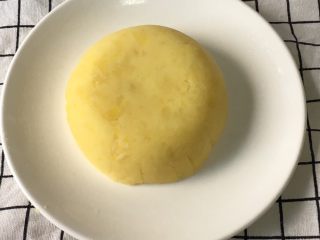 12、宝宝辅食之牛肉土豆泥,小碗中铺上保鲜膜,放入土豆泥,稍微压实一点。倒扣放入盘子中,撕去保鲜膜。