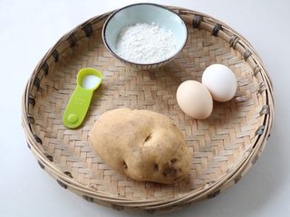 1、土豆鸡蛋饼,准备食材