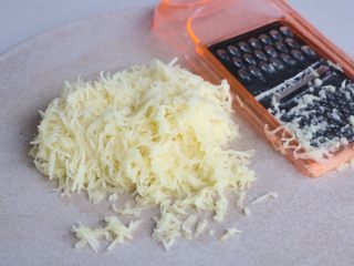 2、土豆鸡蛋饼,土豆去皮洗净擦成丝；