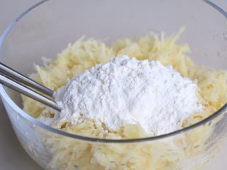 3、土豆鸡蛋饼,加入面粉