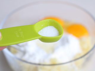 5、土豆鸡蛋饼,加入盐