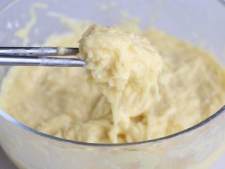 6、土豆鸡蛋饼,搅拌均匀