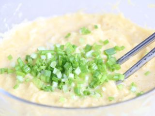 7、土豆鸡蛋饼,加入适量葱花