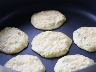 9、土豆鸡蛋饼,准备平底锅不粘锅，舀适量的面糊进去，用勺子稍稍整形