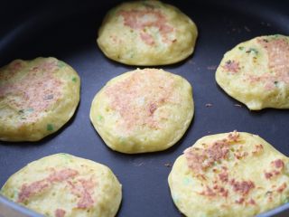 10、土豆鸡蛋饼,盖上锅盖开文火煎，直到两面金黄色即可；