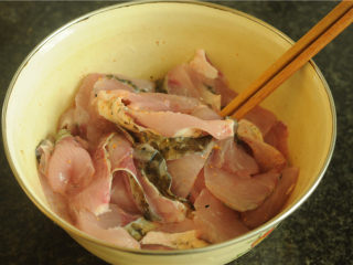 5、川香麻辣鱼,抓揉均匀后腌制10分钟左右