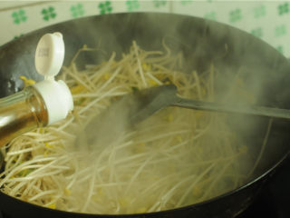 9、川香麻辣鱼,锅中加入白醋