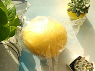 1、冰糖蜂蜜柚子茶,买来一个红柚备用（挑选柚子窍门儿:个头、外观基本相同的两个柚子，就要掂一掂它们的分量。重的那一个，说明果肉饱满，含的水分比较多；轻的则是果肉都有些发干了。柚子买大不买小，买重不买轻，买尖不买圆，买黄不买青）