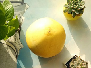 2、冰糖蜂蜜柚子茶,去掉红柚包装