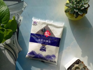 4、冰糖蜂蜜柚子茶,准备一袋盐，取一小把备用