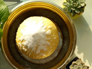 5、冰糖蜂蜜柚子茶,把盐撒在柚子上，用手搓一搓，去掉表皮的蜡