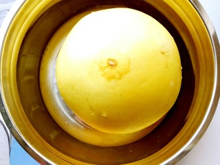 7、冰糖蜂蜜柚子茶,洗净的红柚备用