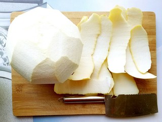 8、冰糖蜂蜜柚子茶,用刀把柚子皮削下来