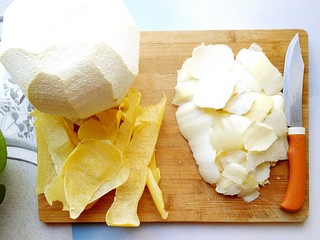 10、冰糖蜂蜜柚子茶,削好的柚子皮，能看到黄色点点是最合适的，这是柚子茶祛痰镇咳的精髓所在