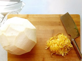 11、冰糖蜂蜜柚子茶,把削好的黄皮用刀切细条，越细越好，长度三四厘米就可以