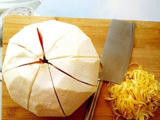 12、冰糖蜂蜜柚子茶,用刀划开柚子，这样好剥一些