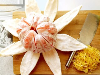 13、冰糖蜂蜜柚子茶,顺着刀痕剥开