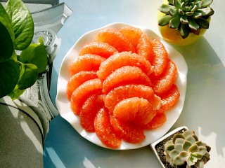 14、冰糖蜂蜜柚子茶,取出红柚的果肉，不要种子和白色的筋膜