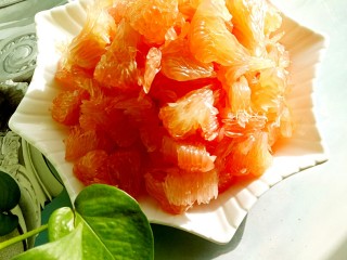 15、冰糖蜂蜜柚子茶,把柚子果肉掰成小块