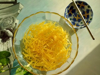 18、冰糖蜂蜜柚子茶,用筷子搅拌均匀，浸泡30分钟，泡好后用清水冲洗几遍，目的是为了洗掉盐的咸味儿