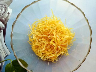 19、冰糖蜂蜜柚子茶,冲洗干净黄皮后，备用