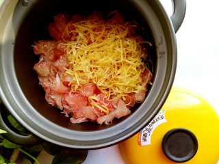 20、冰糖蜂蜜柚子茶,把处理好的黄皮和红柚果肉倒入干净无油的锅里