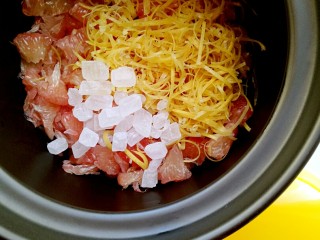 21、冰糖蜂蜜柚子茶,倒入一小碗冰糖