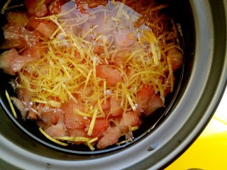 22、冰糖蜂蜜柚子茶,锅里倒入清水，水量根据柚子皮肉调节，刚刚没过就可以。开小火煮1个小时左右，中间要不断的搅拌，以防糊底。水分基本收干浓稠，可以看到柚子皮肉变得透明，就煮好了