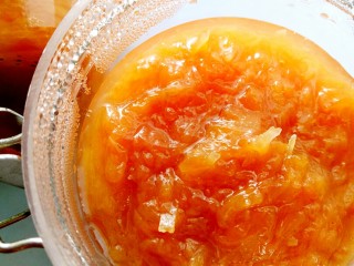 24、冰糖蜂蜜柚子茶,把柚子茶装入干净无水无油的玻璃瓶子里