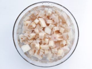 3、桂花雪梨莲藕羹,莲藕用水浸泡半小时
