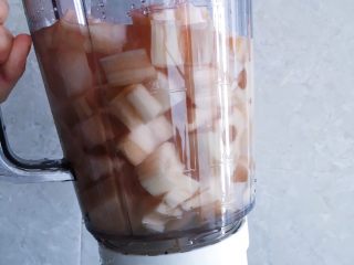 4、桂花雪梨莲藕羹,雪梨莲藕和浸泡莲藕的水一起放入榨汁机 越细腻越好