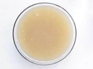 6、桂花雪梨莲藕羹,过滤之后的雪梨莲藕汁 静置几分钟