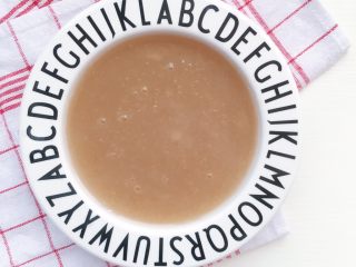 8、桂花雪梨莲藕羹,盛出宝宝食用的稍微晾凉后就可以吃啦