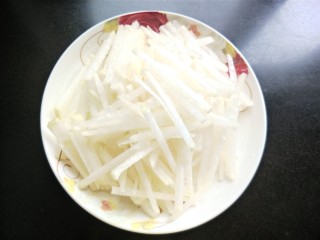 3、萝卜丝炒牛肉,萝卜切片再切丝，考验刀功的时候到了。