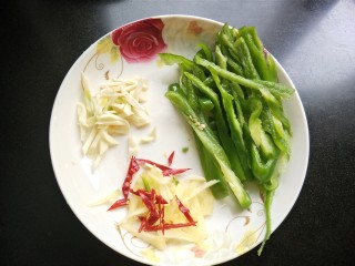 5、萝卜丝炒牛肉,青椒，大蒜，生姜，干辣椒切丝。