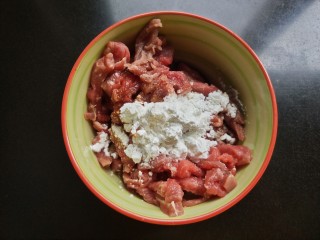 6、萝卜丝炒牛肉,牛肉放入盐，料酒，生抽，淀粉。