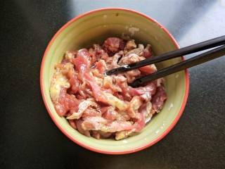 7、萝卜丝炒牛肉,拌匀后放一勺食用油。