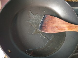 9、萝卜丝炒牛肉,锅内放油，烧热。