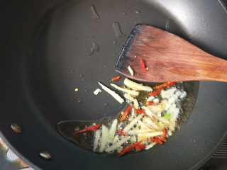 10、萝卜丝炒牛肉,放入生姜，干辣椒爆香。