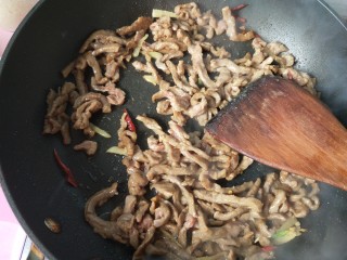 12、萝卜丝炒牛肉,牛肉断生后盛出。