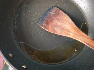 13、萝卜丝炒牛肉,锅内放油。