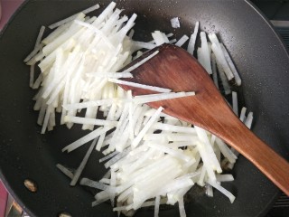 14、萝卜丝炒牛肉,放入萝卜丝，放盐翻炒。