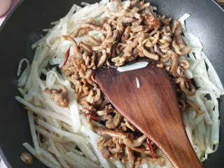 15、萝卜丝炒牛肉,萝卜炒软后放入牛肉。