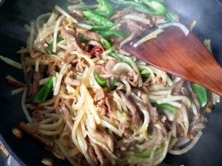 17、萝卜丝炒牛肉,放胡椒粉，鸡精，翻炒，可以出锅啦！