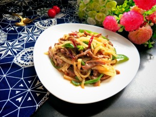 18、萝卜丝炒牛肉,盛入盘子，美美哒！牛肉鲜嫩，美味极啦！