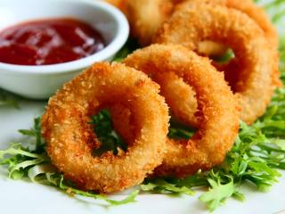 4、酥炸鱿鱼圈,可搭配辣酱、番茄沙司、椒盐等食用。